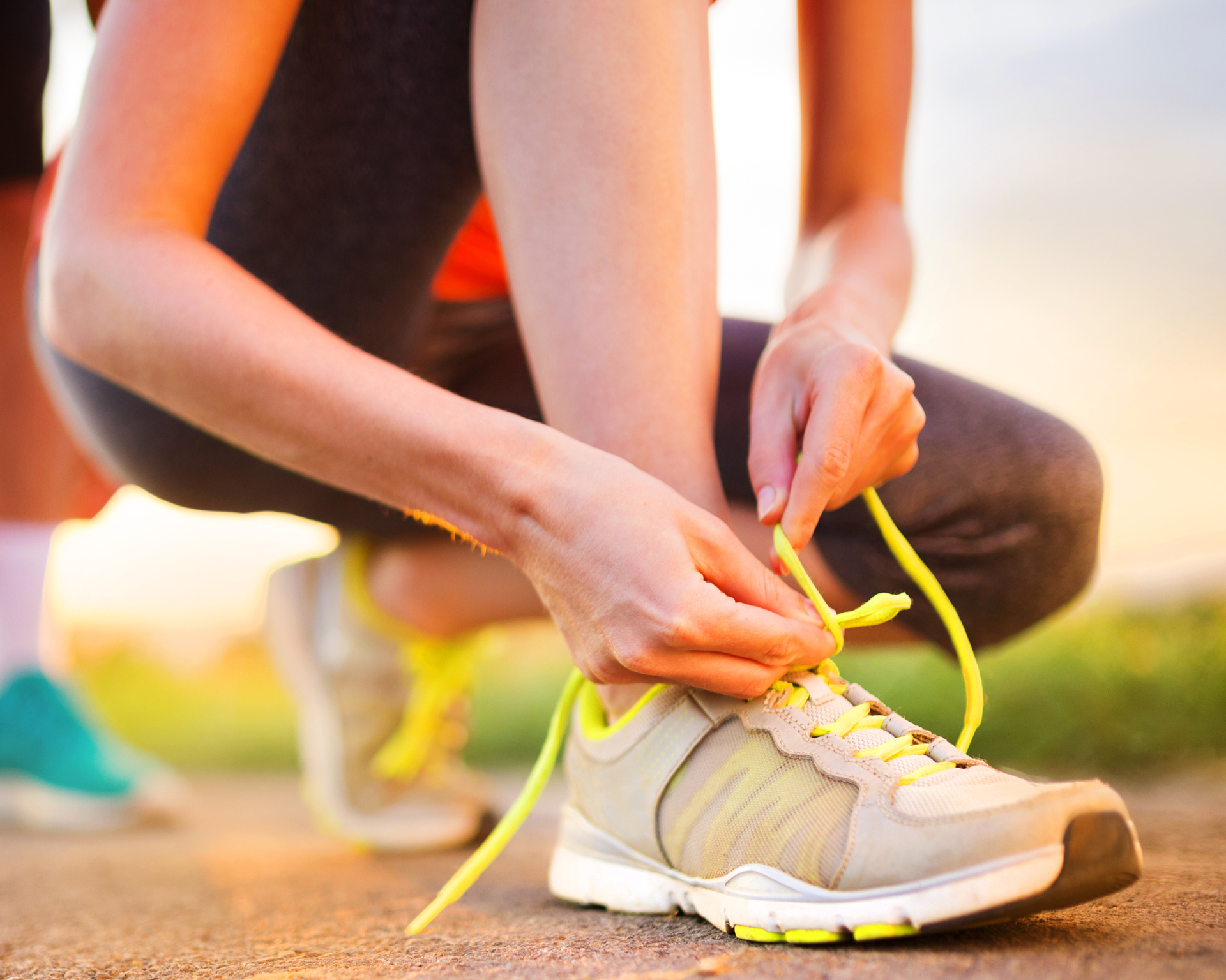 femme en train de mettre sa chaussure de running