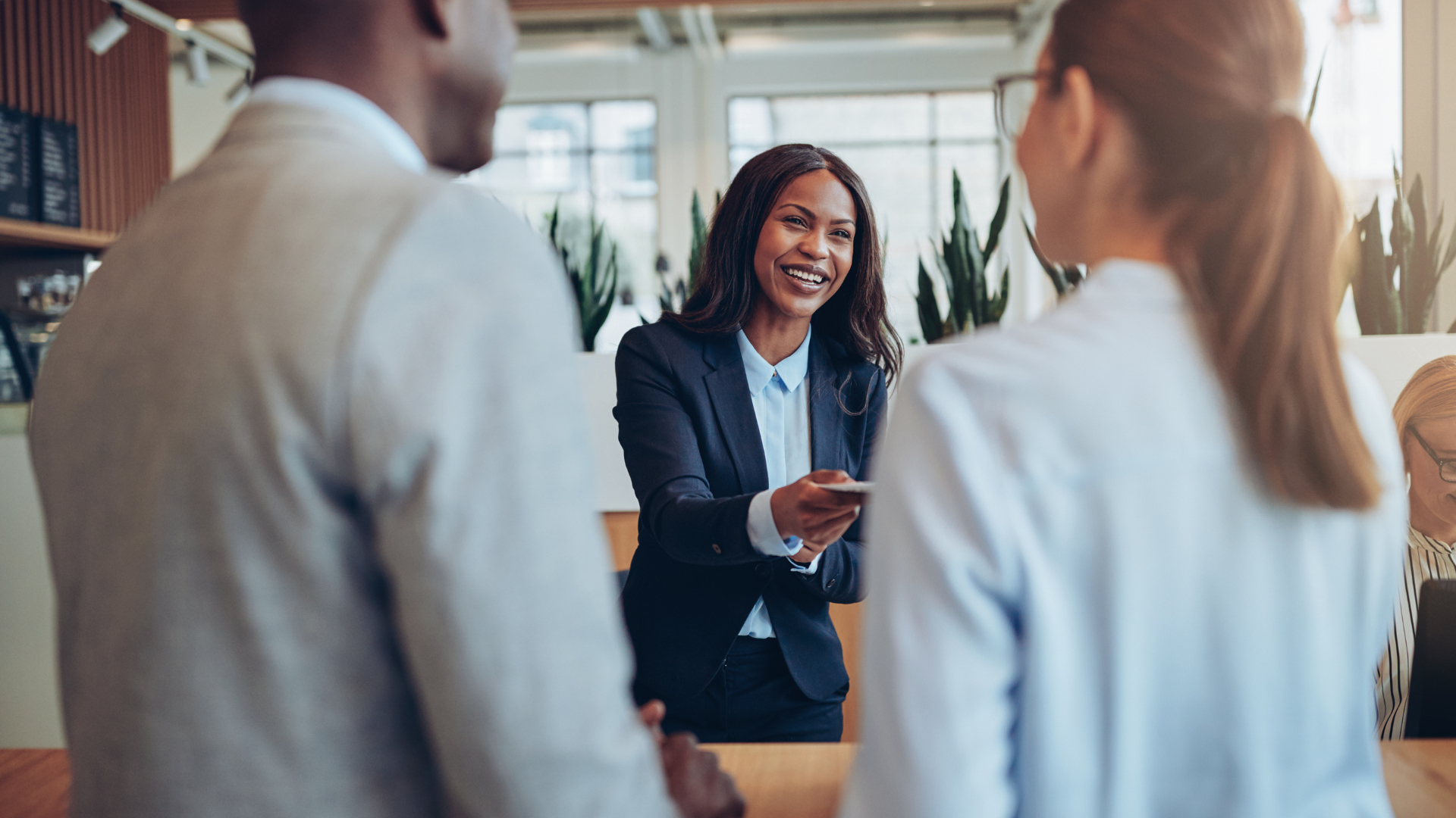 jobehappy-prestation-accueil femme accueillant des clients