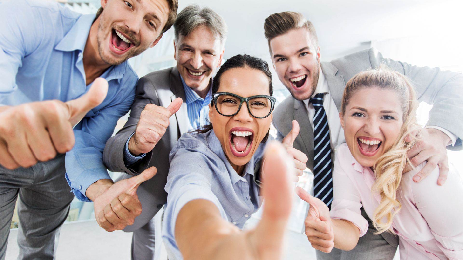 team-building-jobehappy Groupe de collègues heureux