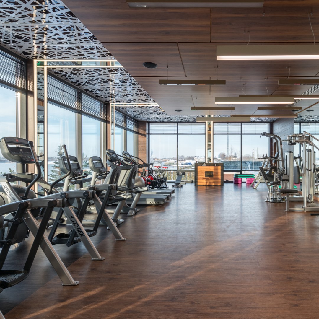 groupe de femmes pratiquant le yoga