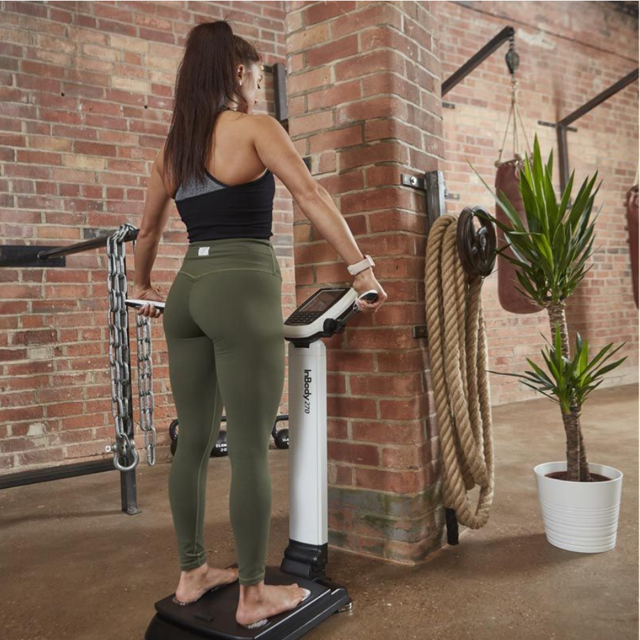 groupe de femmes pratiquant le yoga