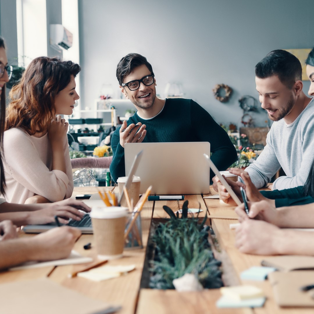groupe de femmes pratiquant le yoga