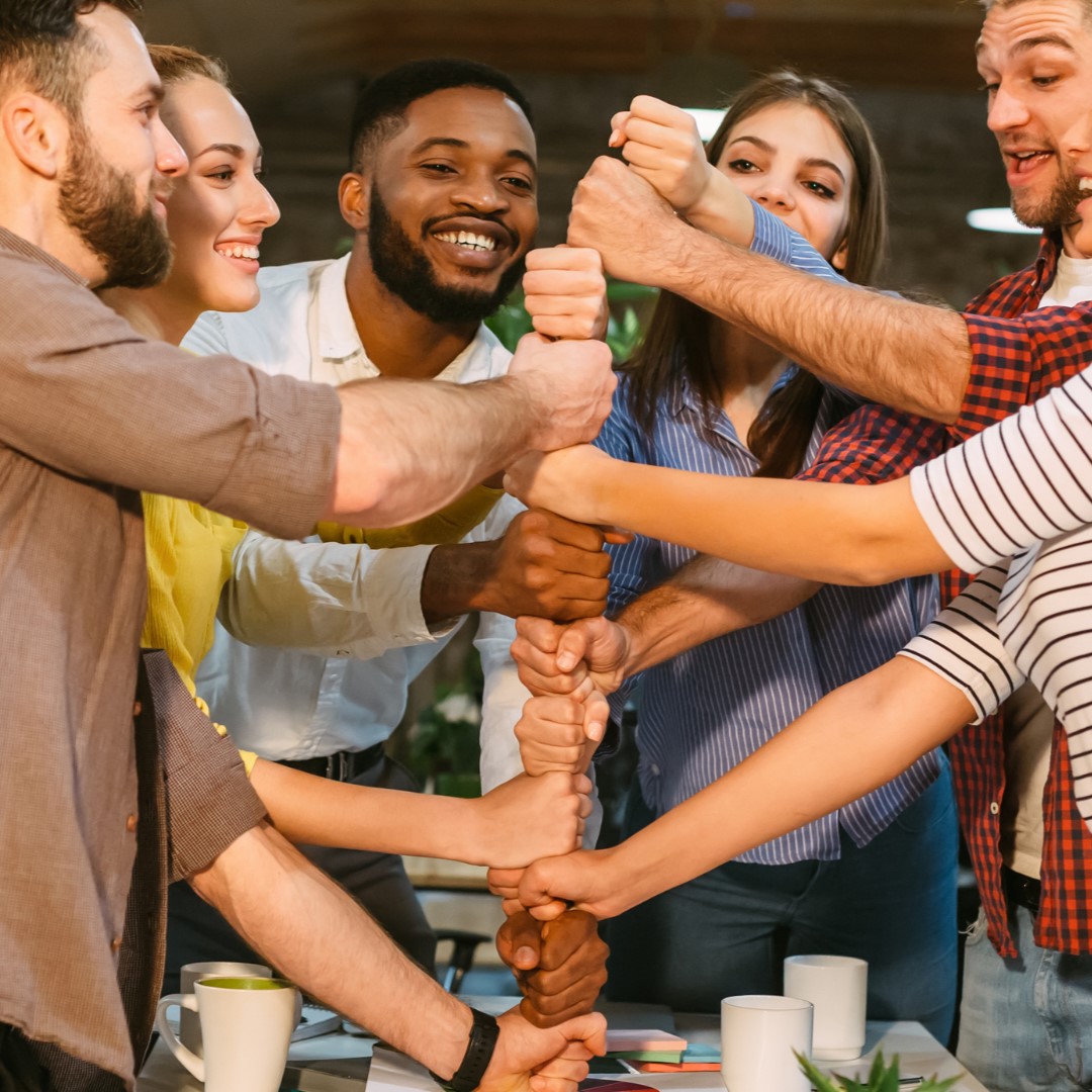 groupe de femmes pratiquant le yoga