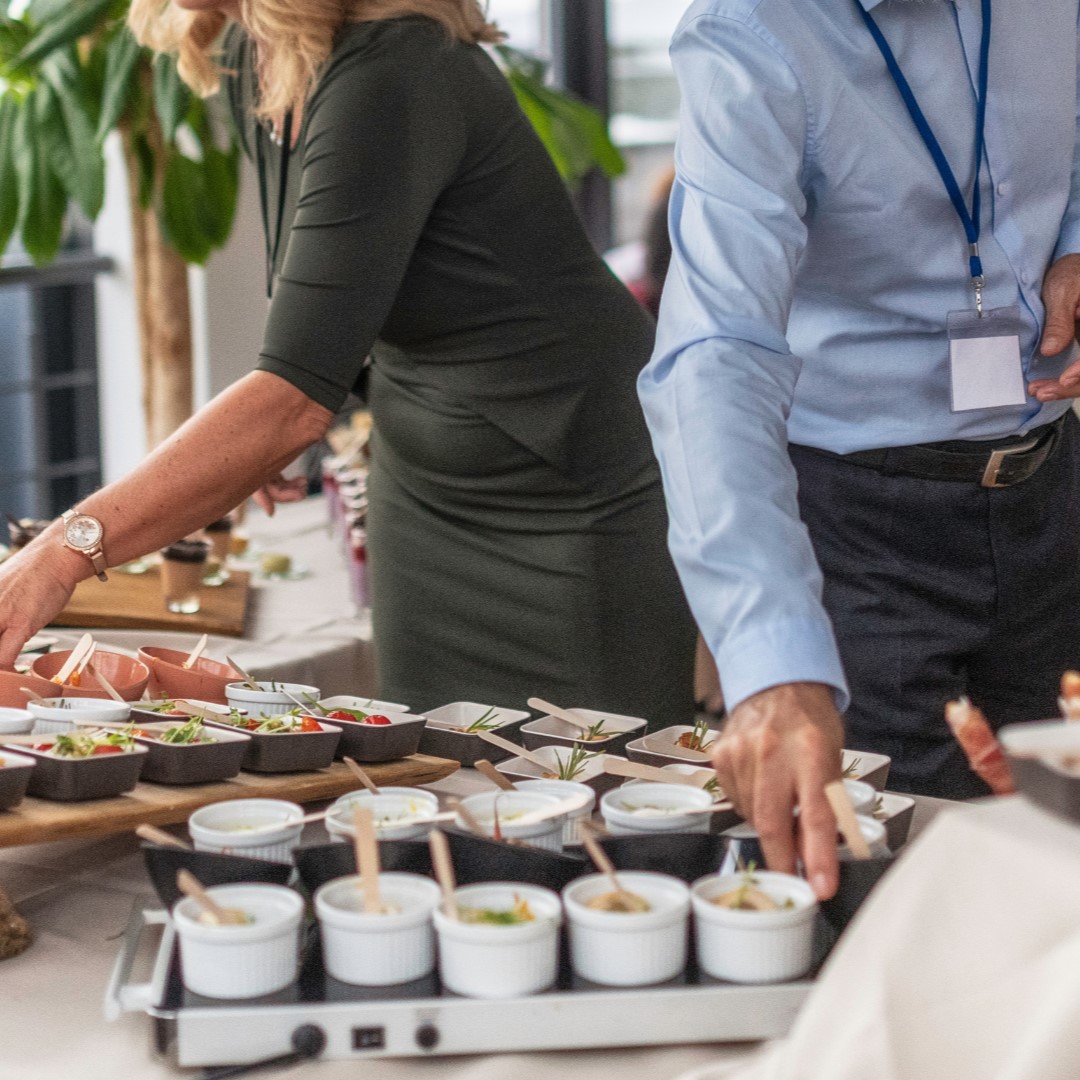 groupe de femmes pratiquant le yoga