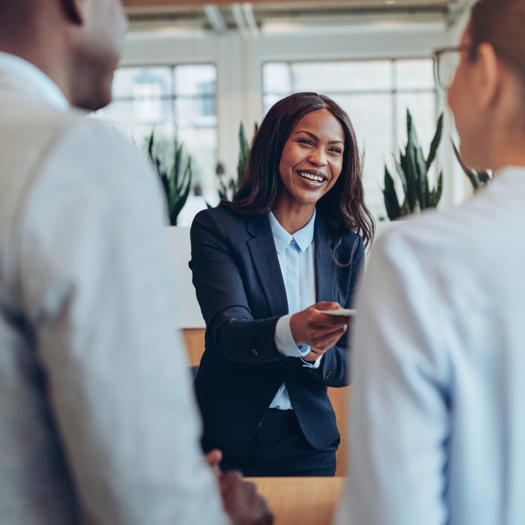 groupe de femmes pratiquant le yoga
