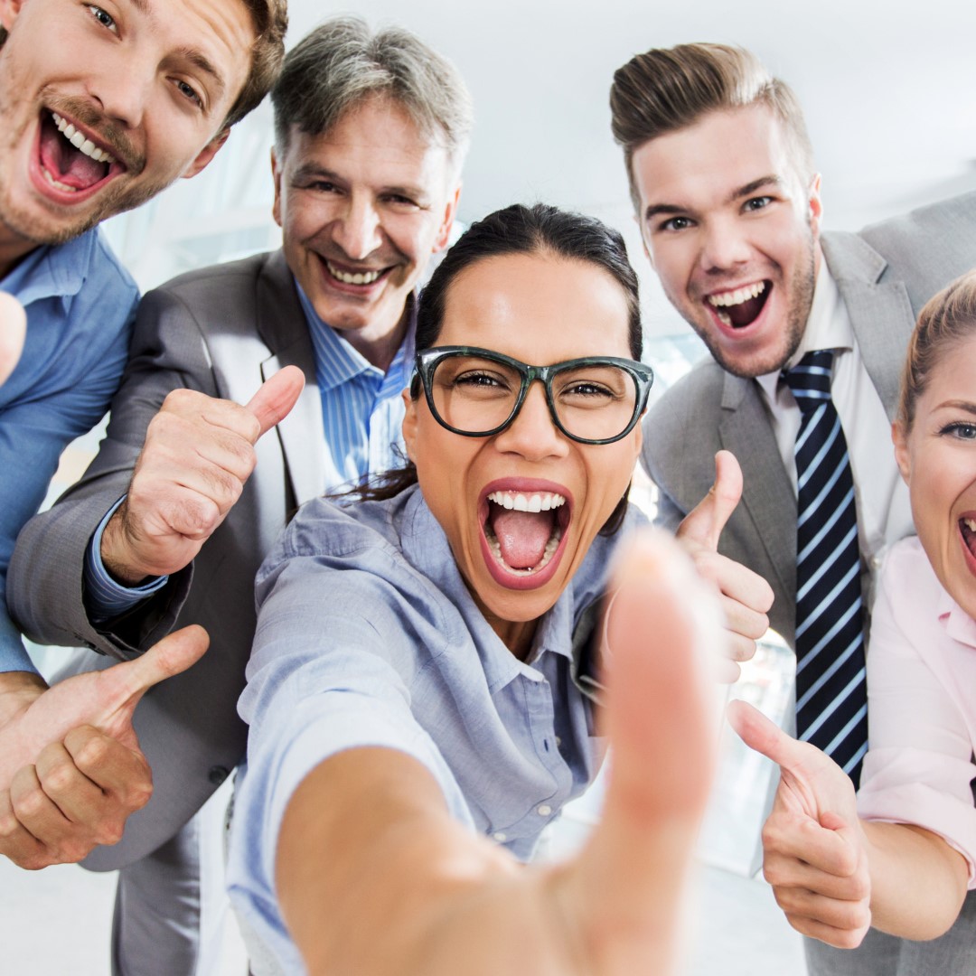 groupe de femmes pratiquant le yoga